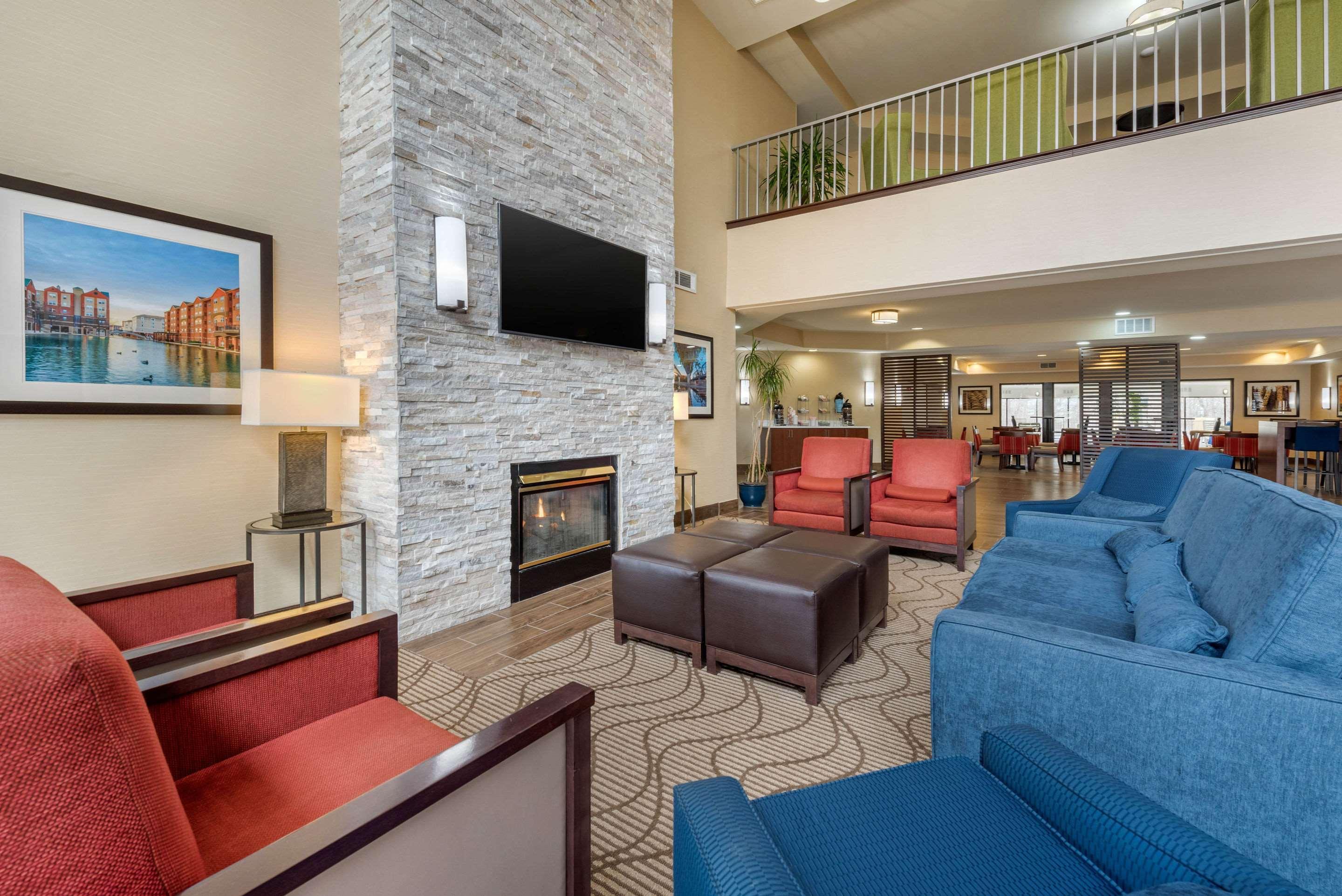 Comfort Suites Lafayette University Area Екстер'єр фото